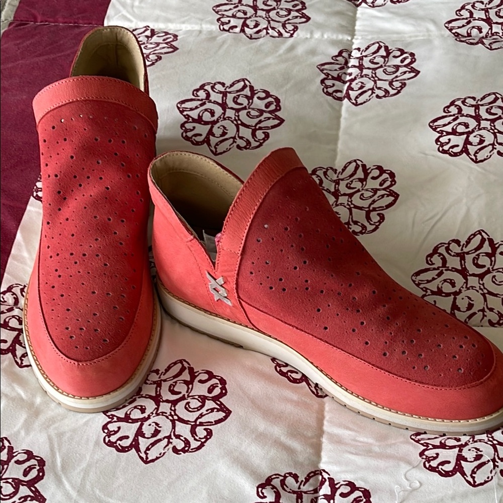 Women’s Emu Australia “Ever Natural coral color,Slip-On’s. Suede. Size 9 NWOT